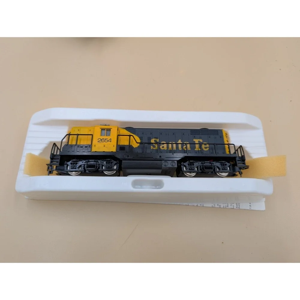 AHM HO Scale GP-18 Santa Fe Locomotive Diesel Blue Yellow Clean Tested Works